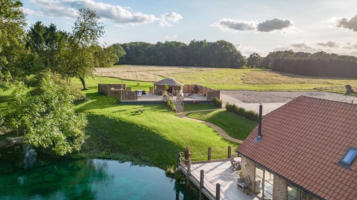 Cowlinge House | The Pond Barn - Five Bedroom House, Sleeps 10