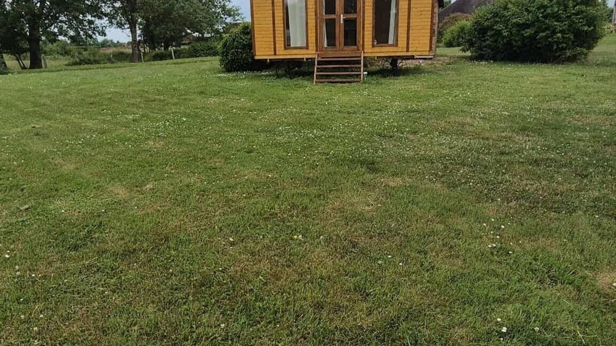 Chessy-les-Pres Cabin | The pond caravan