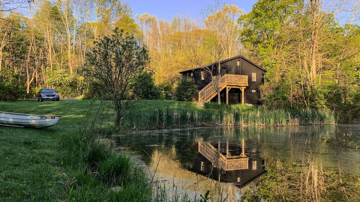 Hardyston Township House | The Pond Getaway