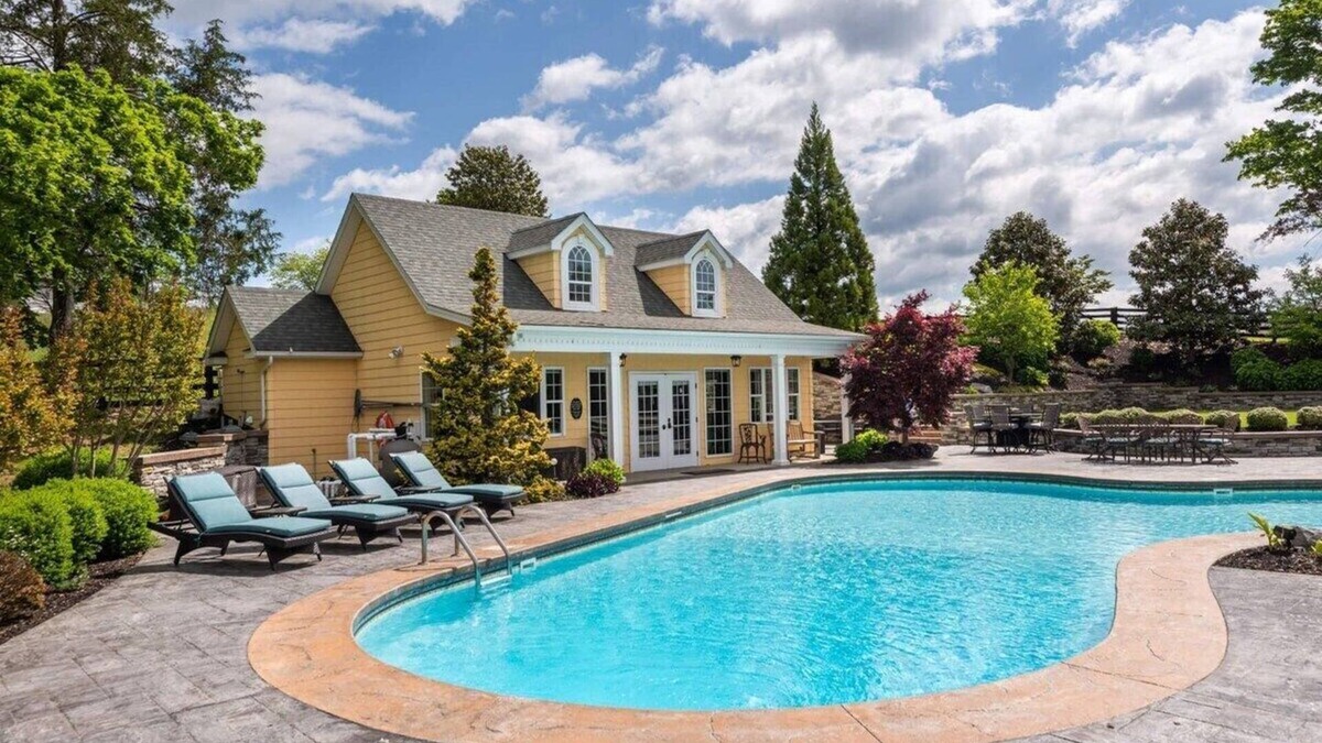 Swoope House | The Pool House: Hot Tub + Pool + 15 mins downtown