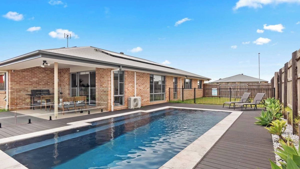 Urraween House | The Pool House Spacious Family Stay at Hervey Bay