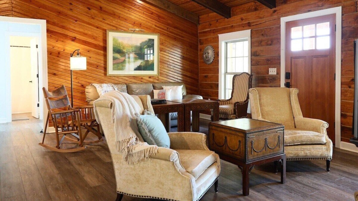 Oxford Cabin | The Pop-Inn, Multi-family only 5 miles to the Square & campus!