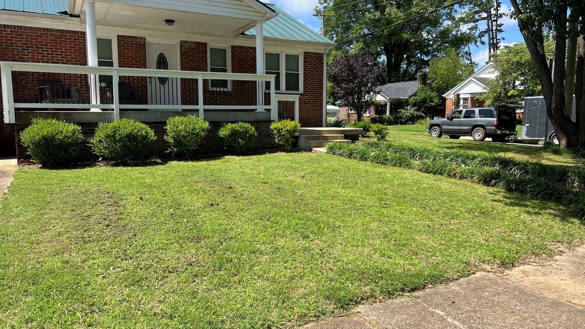 North Florence House | The Porchside Perch Walkable to UNA, Downtown Florence, Seven Points