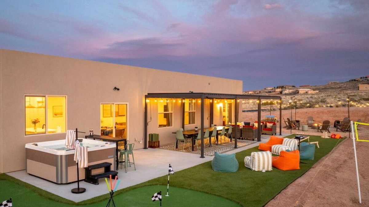 Greenehaven House | The Powell Place 5BR/Hot Tub/Fire Pit/Outdoor Movie Theater/Volleyball/Game Room