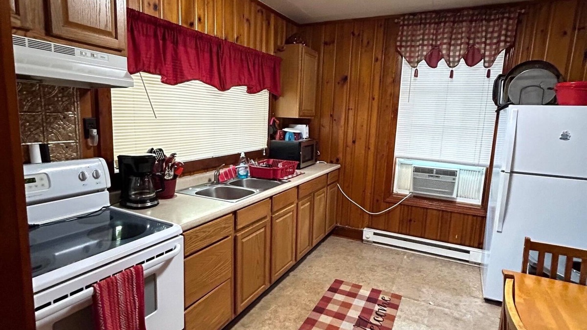 Leckie Cabin | The Powerhouse lodge has 2 bedrooms on 10 acres in adorable Maybeury