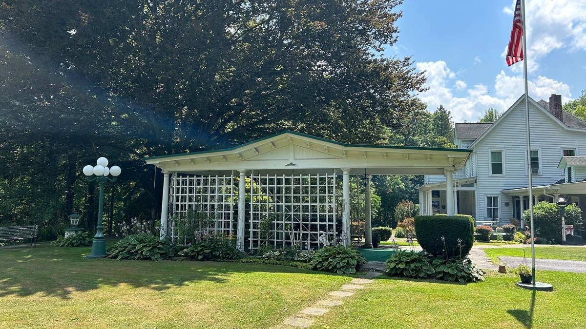 Leckie House | The Powerhouse Mansion is a Beautiful 9-bedroom estate in Maybeury with AC, WiFi
