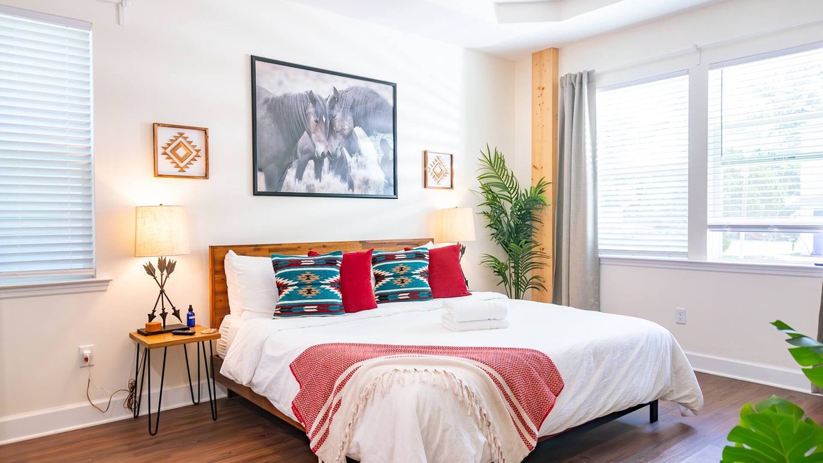 Gainesville House | The Prairie Suite. Newly Built, Upscale, Central