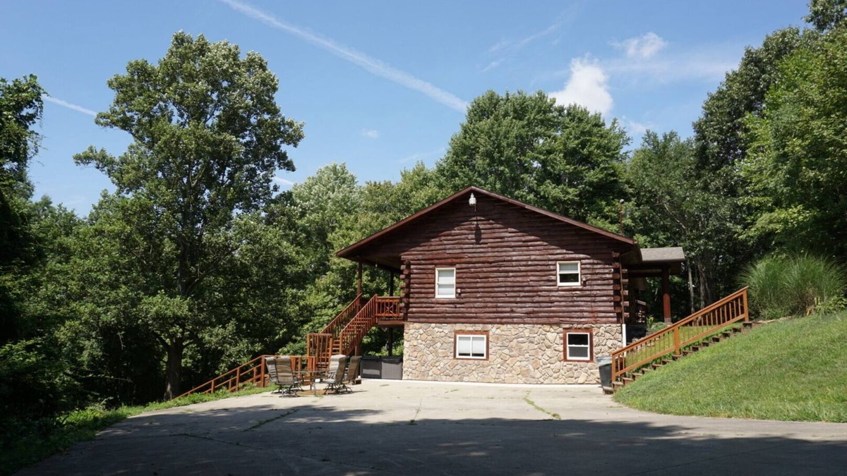 New Philadelphia Cabin | The Premier Destination in New Philadelphia - Deerwood Cabin - 5 Bedrooms