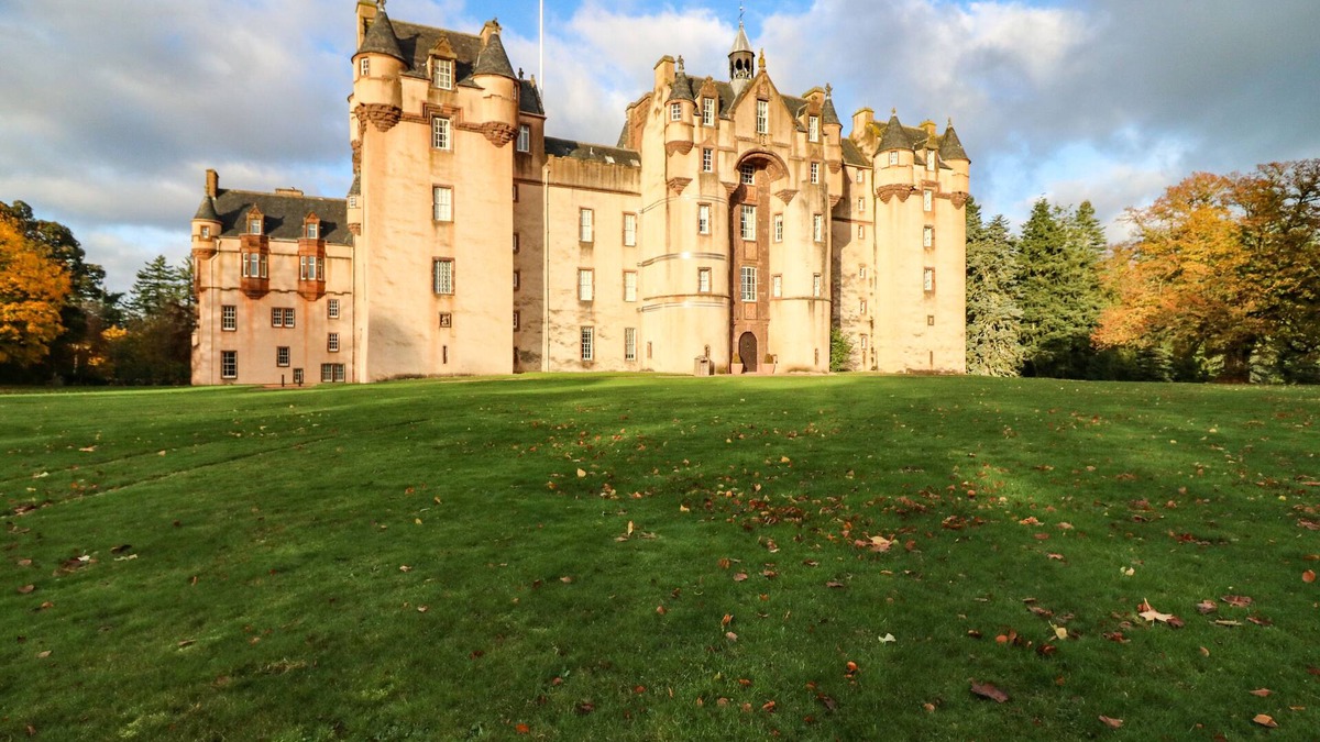 Fyvie Cottage | THE PRESTON TOWER APARTMENT - FYVIE CASTLE in Rothienorman
