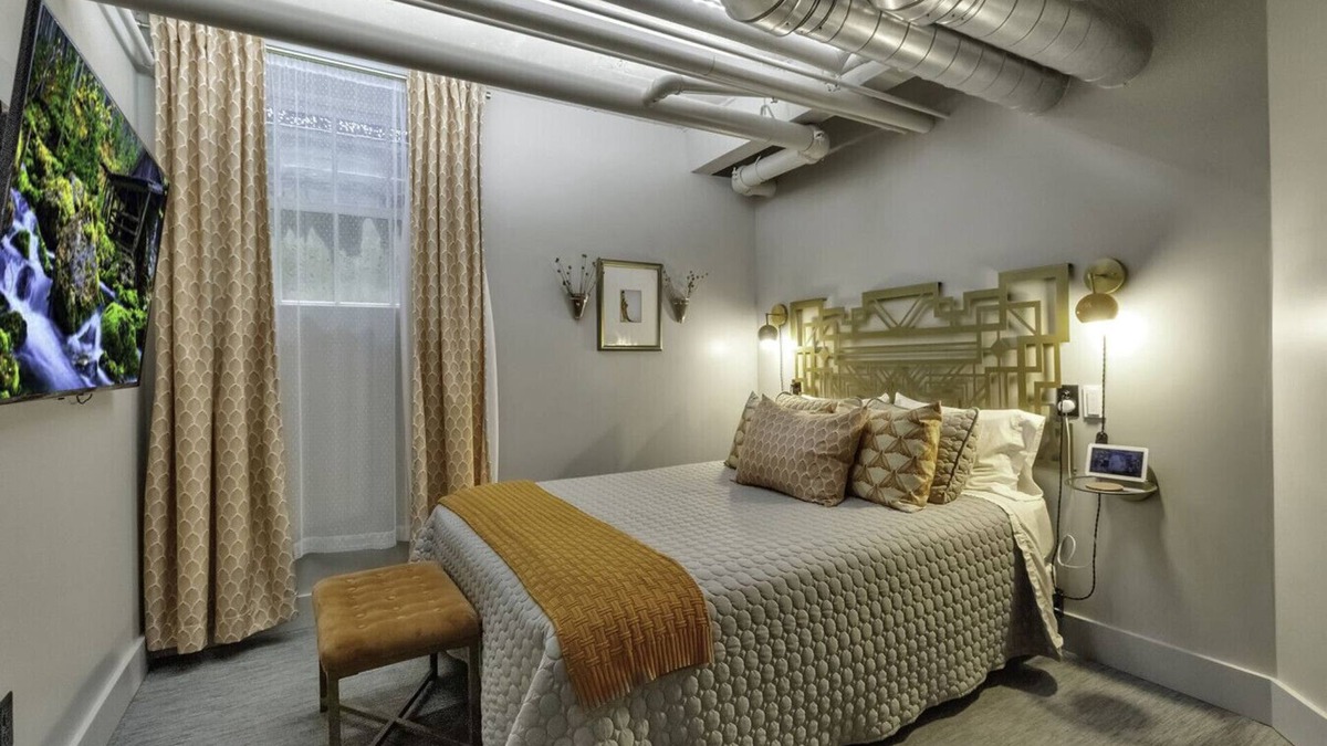 East Aurora Hotel | The Pretty Boy Floyd Room @ The Bank