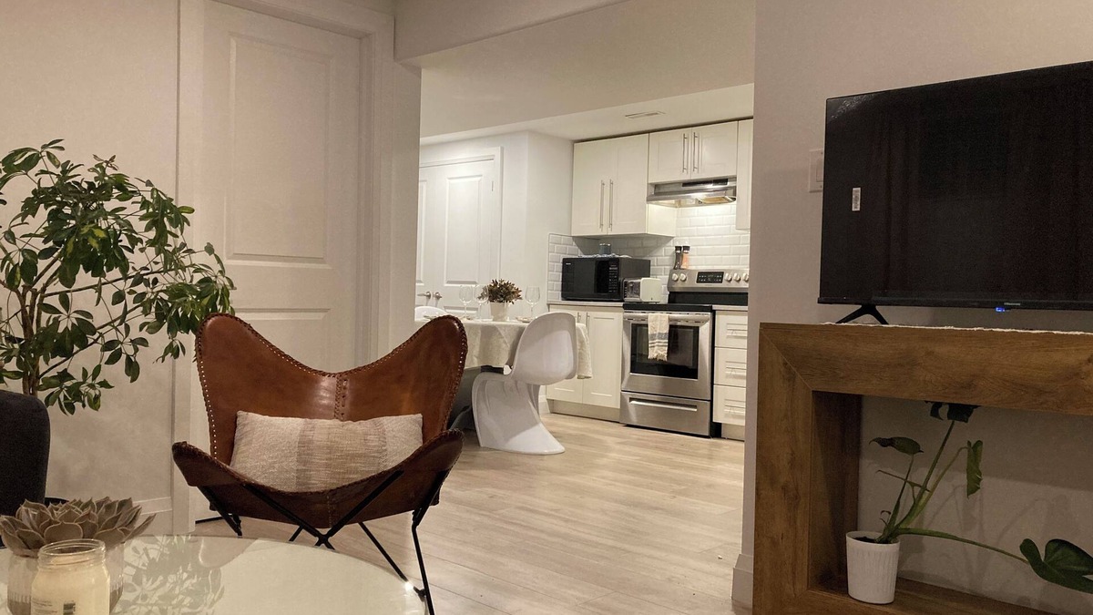 Bridgeport West Apartment | The Prof's Place: Unique Boutique