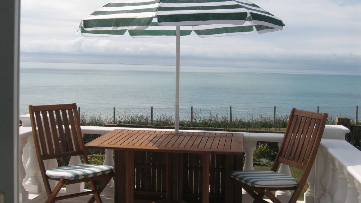 Peacehaven House | The Promenade - sea, views & al fresco dining nr Brighton!