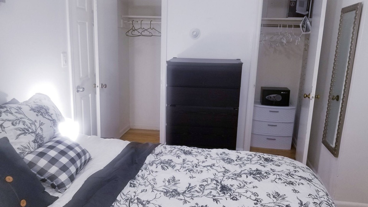 Linden House | THE PROPERTY IS LOCATED IN A QUIET AREA, NEAR TO NEWARK AIRPORT & FEW MALLS.