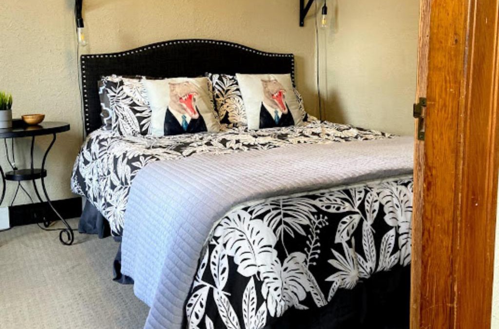 Drumheller House | The Purple Door - Bungalow in Drumheller