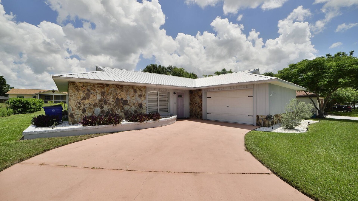 Sun 'N Lake House | The Purple Palm House - Relaxing 2-bedroom house in Sebring with WiFi & Hot Tub