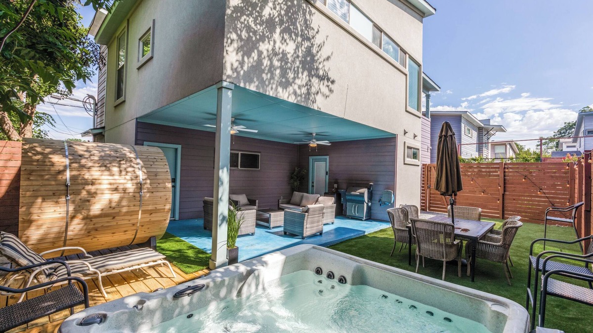 Govalle House | The Q - A modern Austin House w/7 Beds, 3 baths Hot Tub, Golf Sim + DT