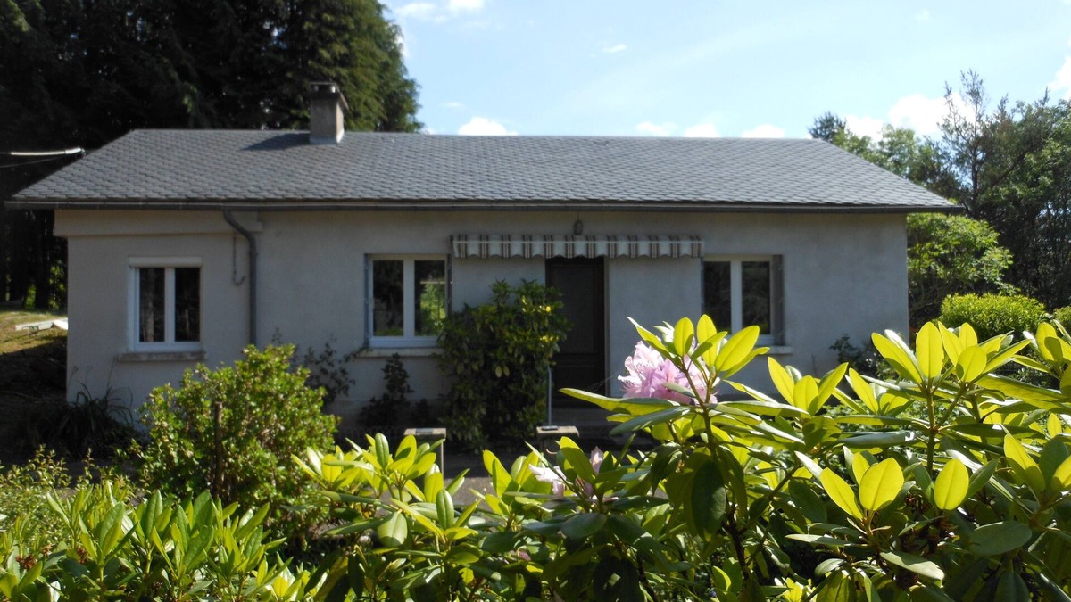 Saint-Etienne-de-Chomeil House | The quiet house on the hill