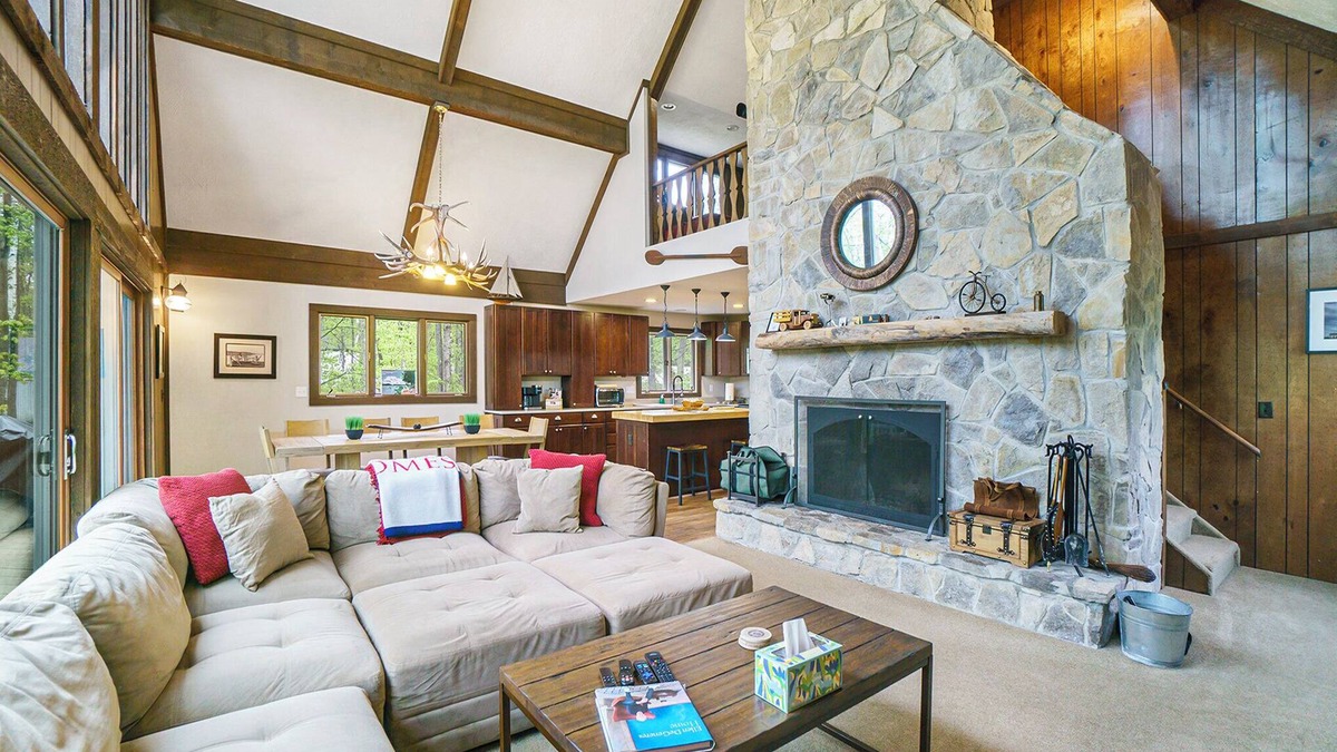 Michaywe House | The Quack Shack - Spacious 5BR | 9 Beds | Sleeps 14 | Retreat | Game Room, Pool & Hot Tub Access