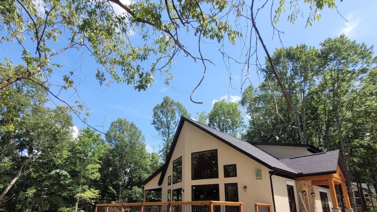 Logan Cabin | The Quana - Hot tub|Huge Entertainment Room