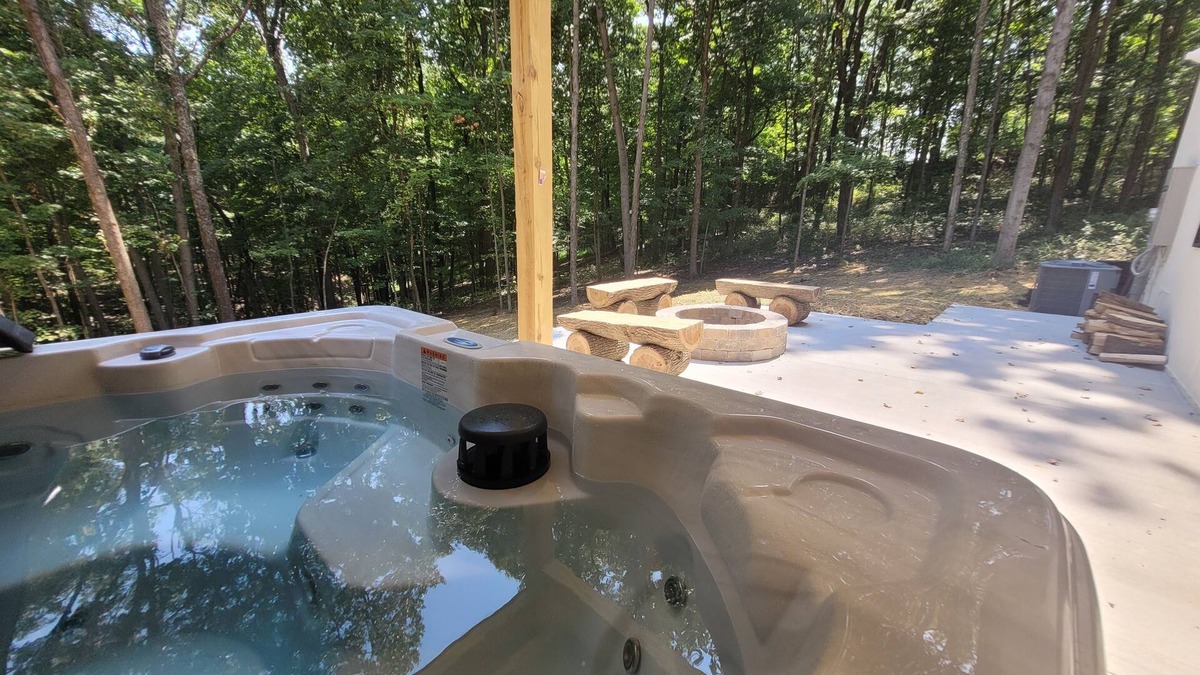 Logan Cabin | The Quana Lodge - Brand New Lodge with Wifi, Hot Tub, Firepit, and more!
