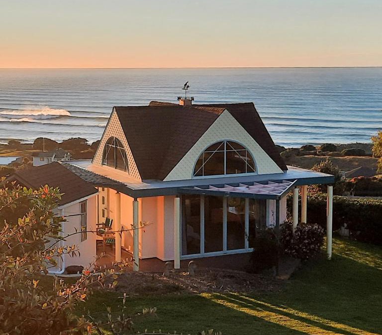 Okitu Apartment | The Quarters Ocean-View Chalet