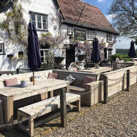 Hawkedon Hotel | The Queen's Head