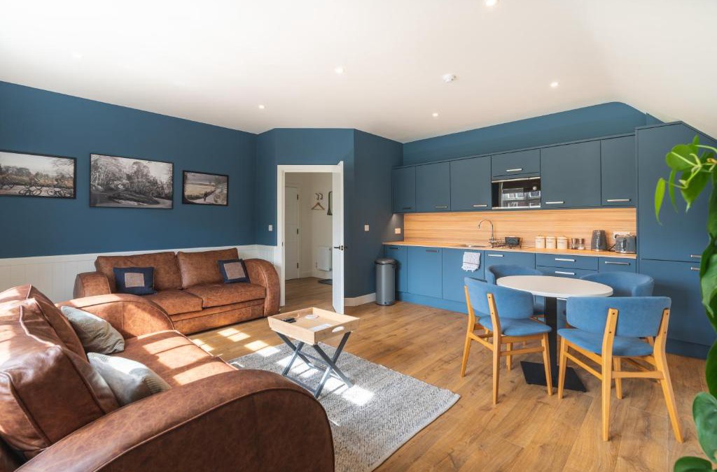 Leatherhead Apartment | The Queen Stage