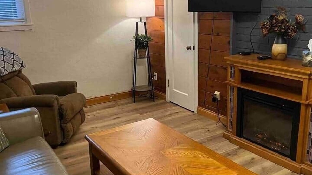 Cambridge House | The Quiet Comfort - Spacious Lower Units Steps from Main Str