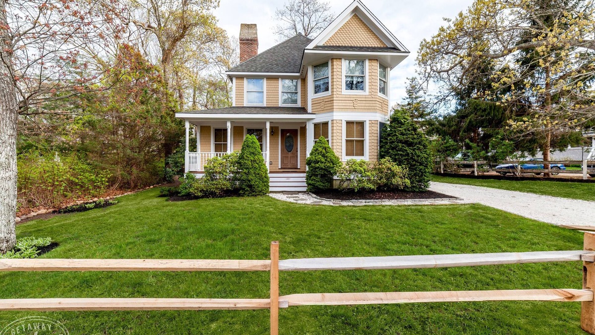 East Chop House | The quintessential MV home. Now booking for 2026!
