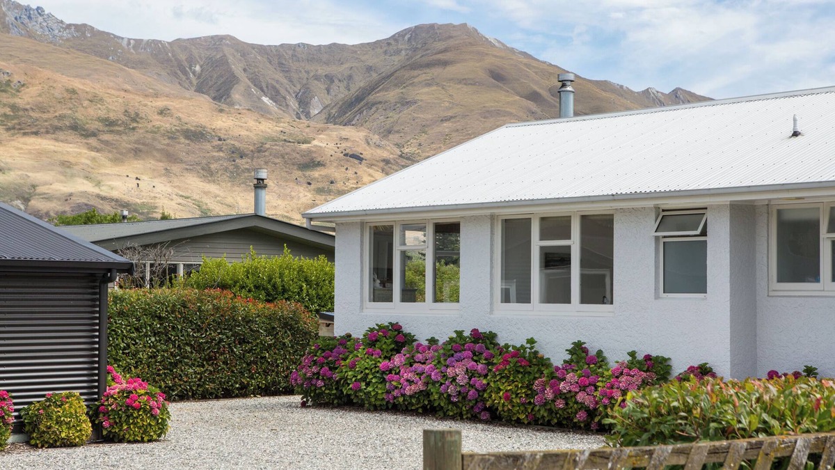 Wanaka Cottage | The Rabbit Warren - Wanaka Holiday Home