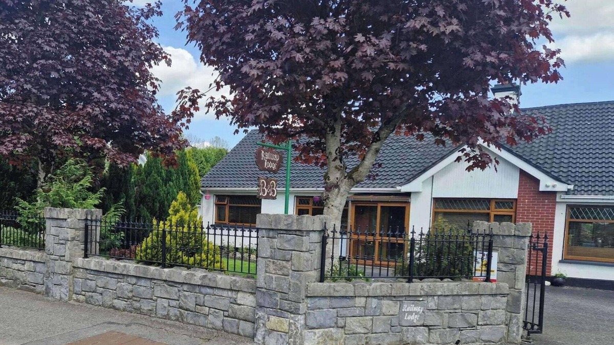 Moate House | The Railway Lodge - 4 Bedrooms, Sleeps 11, Pets Ok