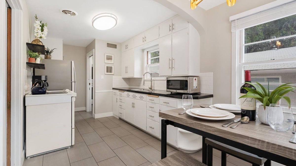 University North House | The Rams' Den – King Beds, Fire Pit, Spacious Yard