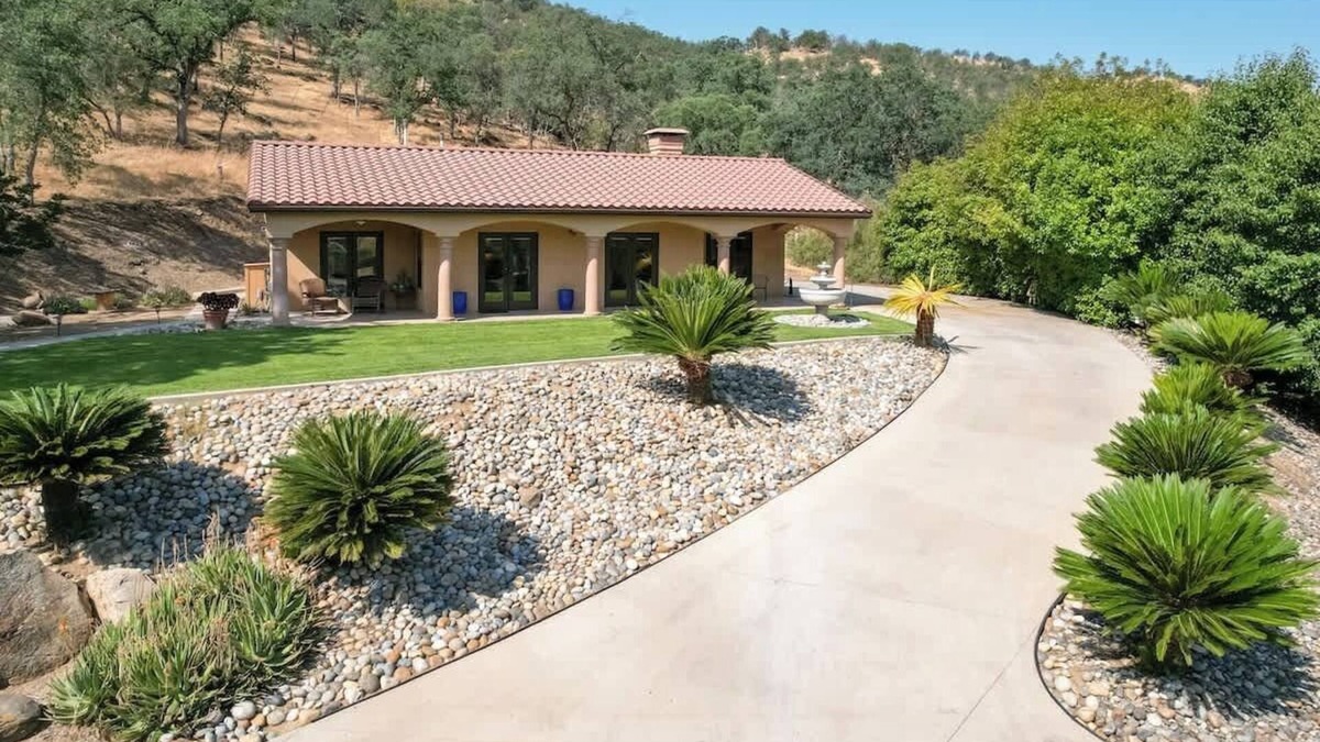 Springville House | The Ranch Guesthouse, wake up to serenity!