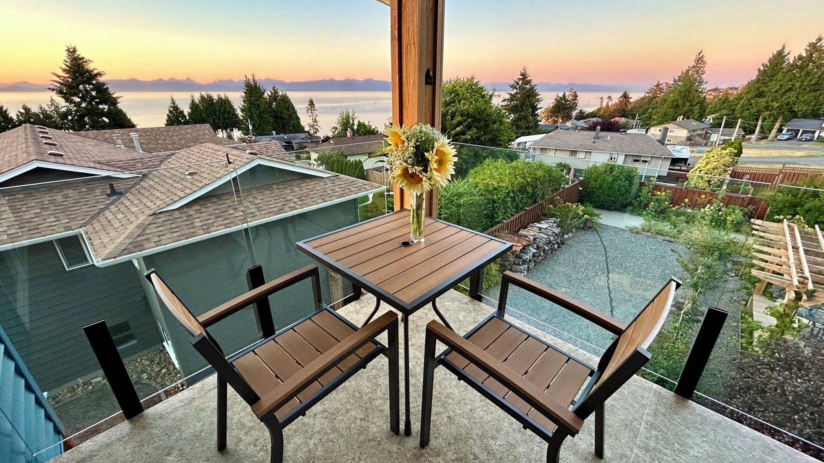 Regional District of Nanaimo Bed & Breakfast | The Raven Haven Loft w/Majestic Views and Nearby Neighbourhood Beaches