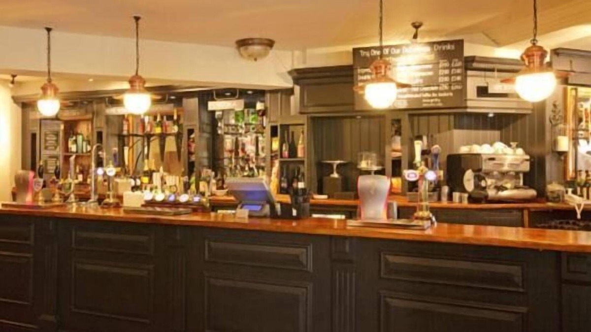 Hook Hotel | The Raven Hotel by Greene King Inns