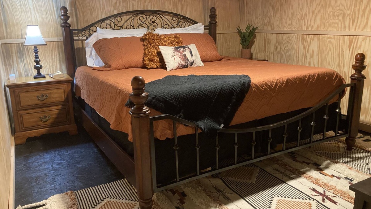Taylorsville House | The Red Pony Inn. Farm friendly barn with a cozy apartment and beautiful scenery