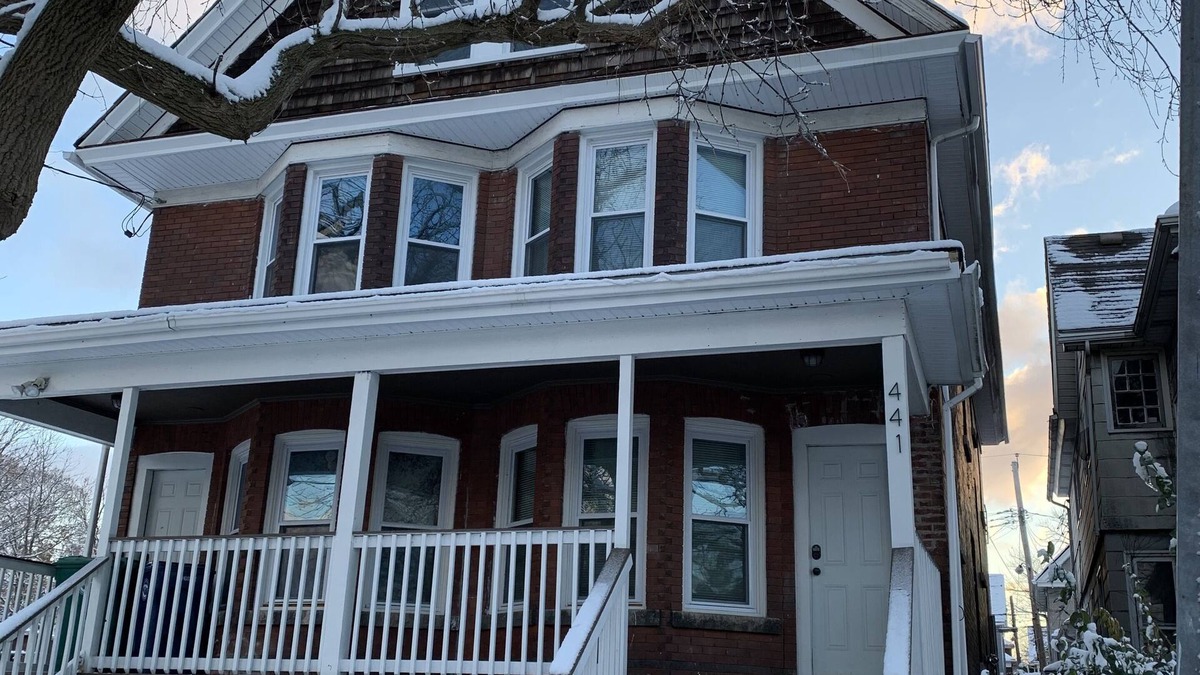 Downtown Niagara Falls House | The Red Brick Inn - 10 Minute Walk to the Falls