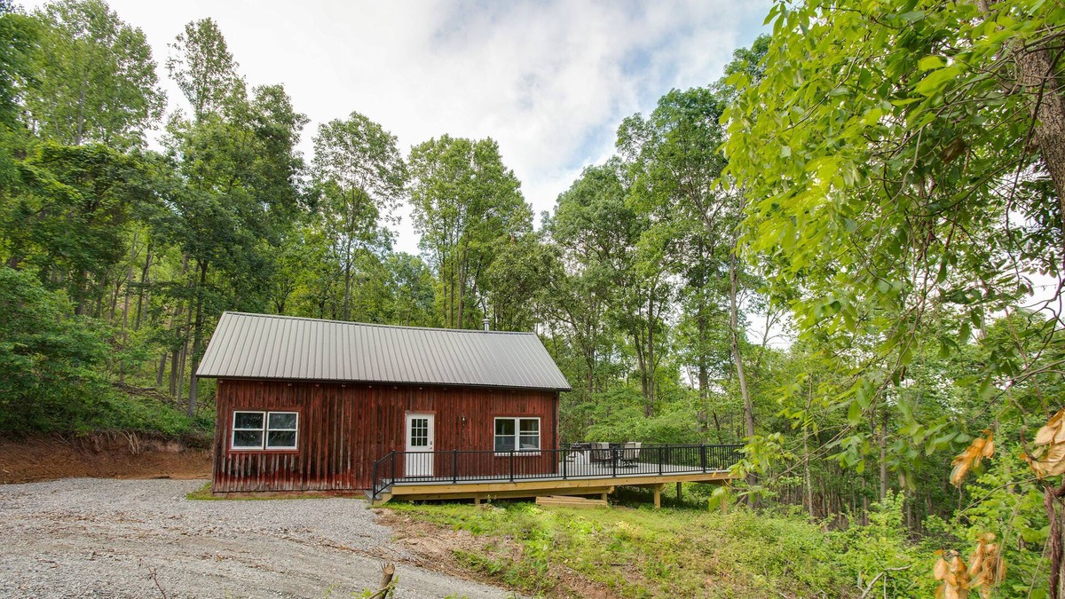 Warfordsburg Cabin | The Red Cabin ~ Secluded Getaway ~ Fire Pit ~ HOT TUB