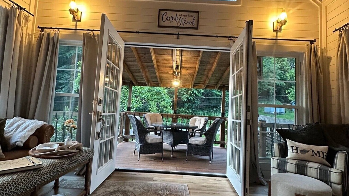 Williamson Ski Chalet | The Red Dog Chalet Couples Retreat w/Hot Tub