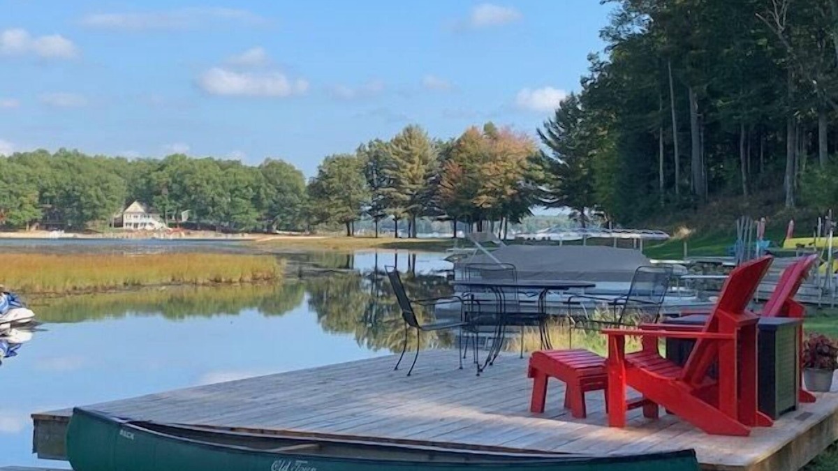 Baldwin House | The Red Door Cottage on Big Star Lake, Sleeps 8!