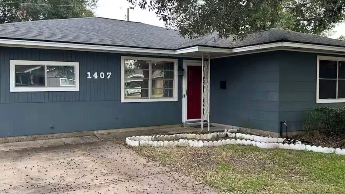 Nederland House | The Red Door Home 3-bedroom house in Nederland Texas. Your home away from home