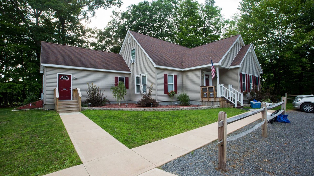 Cooperstown House | THE RED DOOR LODGE IInHUGE-Sleep 20 Heated PoolnNear Dreams Park & Ommegang brew