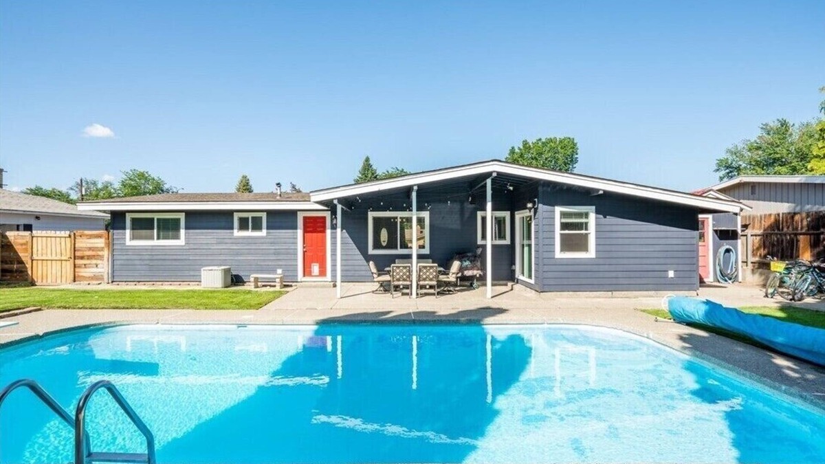 East Wenatchee House | The Red Door Retreat with Huge Pool and Hot Tub