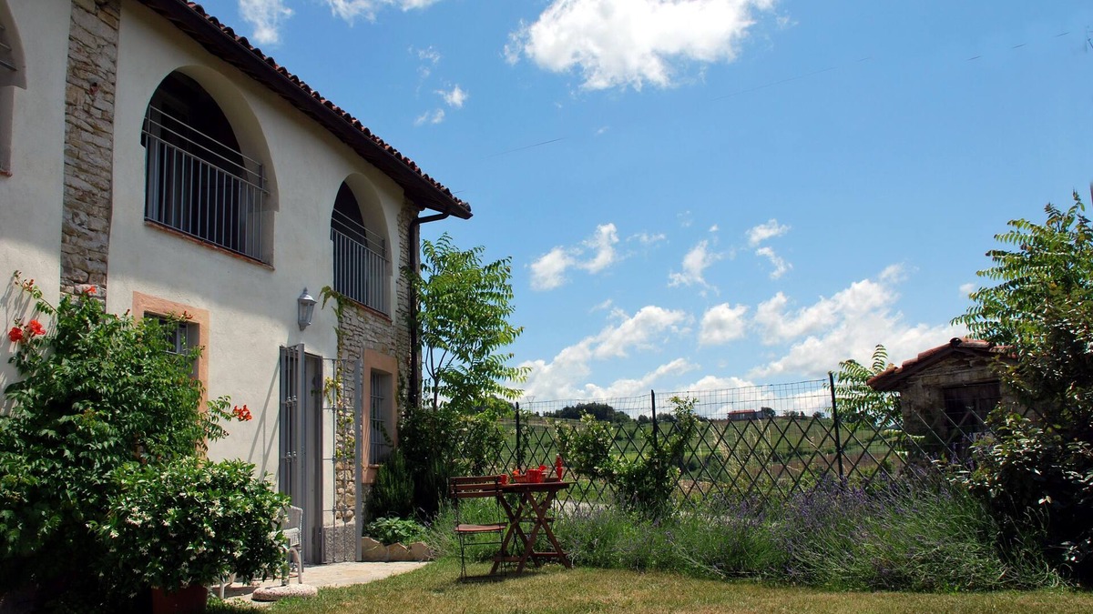 Murazzano Apartment | The Red House - Cascina Adami