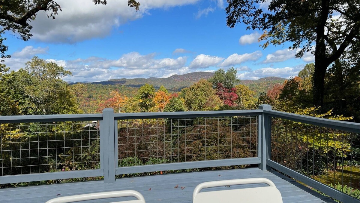 Highlands House | The Red House: Panoramic Views and Walk to Town