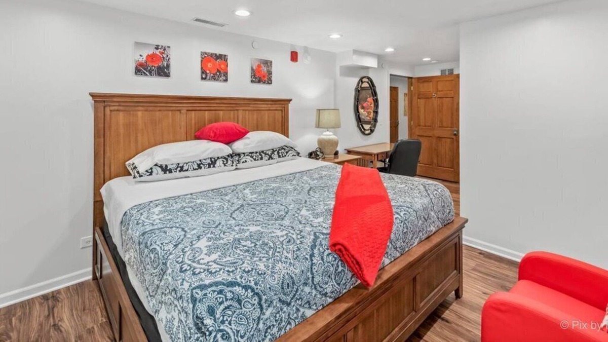 Plato Center House | The Red King Room, ensuite full restroom