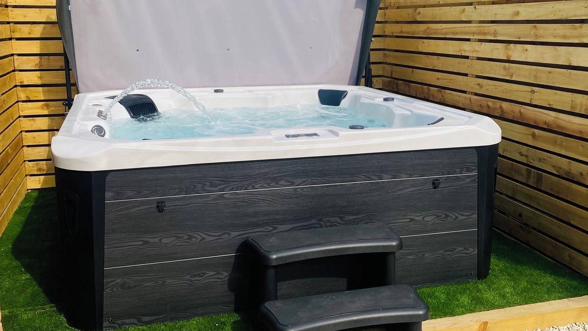 Woodborough House | The Red Lodge Annexe nOne bedroom rental with private hot tub.