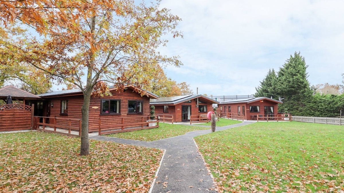 Saint Asaph Cottage | THE RED, pet friendly, with hot tub in St Asaph
