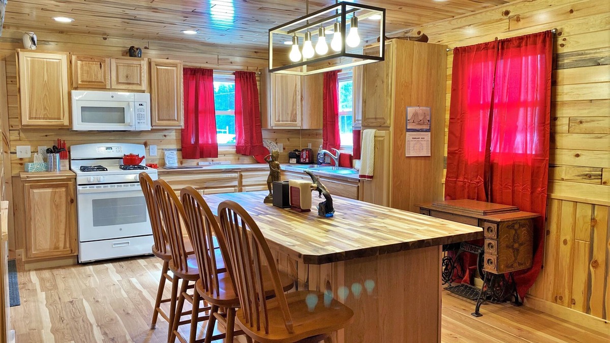 St Ignace House | The Red Pine in St. Ignace