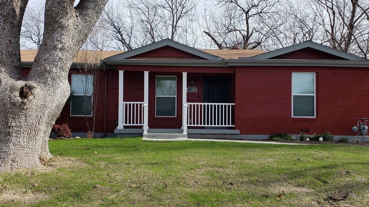 Grapevine House | The Red Rambler in the Christmas Capital of Texas